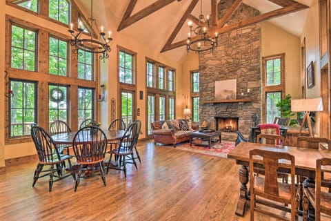 Eagle View Lodge - Luxury Home with Hot Tub! Maison in Waynesville
