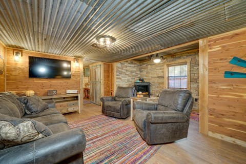 Relaxing Hochatown Cabin with Deck and Hot Tub! House in Oklahoma