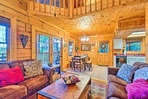 Grin N Bear It Cabin with Hot Tub and Fire Pit! Maison in Pigeon Forge