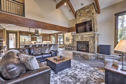 Luxe Breckenridge Home with 3 Fireplaces and View! Casa in Breckenridge