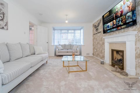 WILLIAM HOMES - COOMBE ABBEY, Free Parking, King BED, NETFLIX & Pool Table House in Coventry
