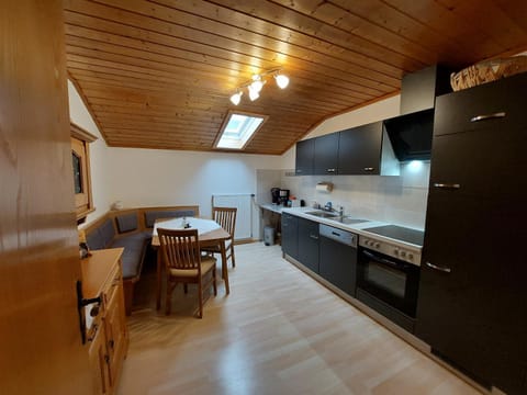 Kitchen or kitchenette, Dining area, pet friendly, stove