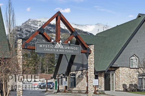 Mystic Mountain Chalet, Heated Outdoor Pool & Hot Tub, Free Parking, Fast Wifi! Chalet in Canmore