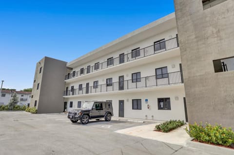 Property building, Patio, Balcony/Terrace, Decorative detail