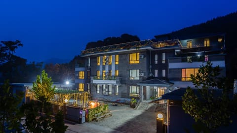 Floral Hotel Jixian Heping Heyuan Jizhou Karst Cave Ares Valley Hotel in Tianjin