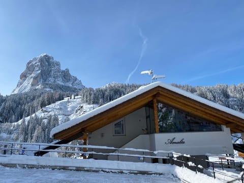 Property building, Winter, Parking