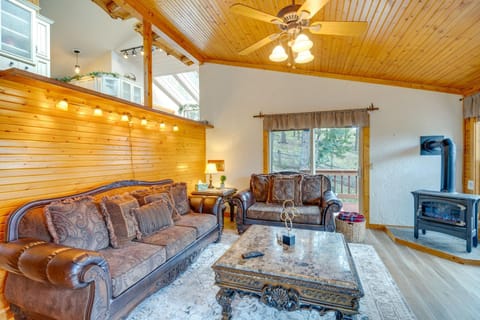 Cozy Home with Hot Tub - 11 Mi to Rainbow Falls House in Woodland Park