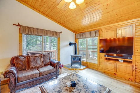 Cozy Home with Hot Tub - 11 Mi to Rainbow Falls House in Woodland Park