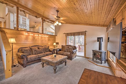 Cozy Home with Hot Tub - 11 Mi to Rainbow Falls House in Woodland Park