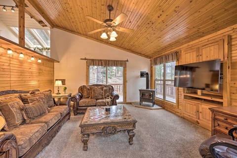 Cozy Home with Hot Tub - 11 Mi to Rainbow Falls House in Woodland Park