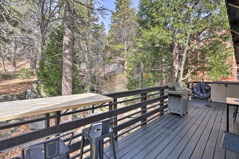 Modern Cabin with Game Room and Deck, Near Skiing House in Running Springs
