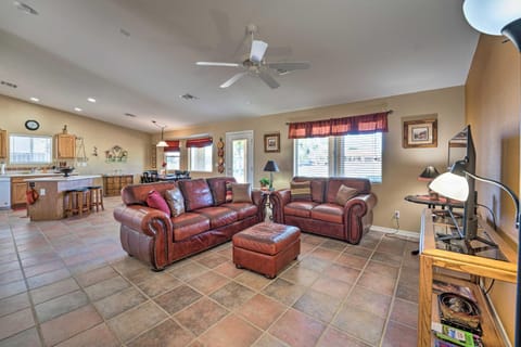 Fort Mohave Family Home with Golf Course Views! Casa in Fort Mohave