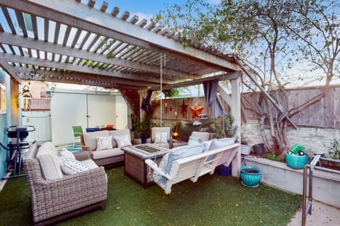 Pacific Beach Cottage Snowbird/Family-Friendly Home with Two Private Decks, Grill, & Free WiFi House in Pacific Beach