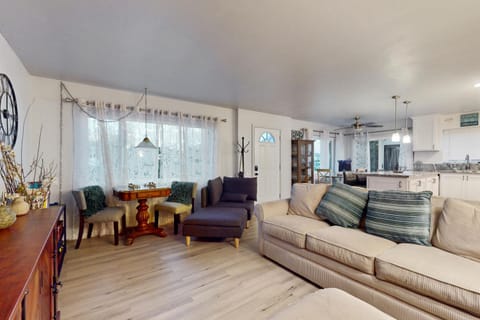 Pacific Beach Cottage Snowbird/Family-Friendly Home with Two Private Decks, Grill, & Free WiFi House in Pacific Beach