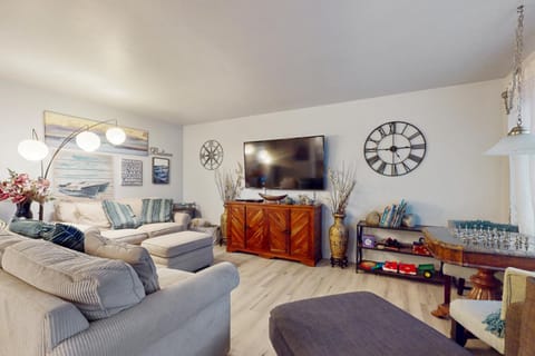 Pacific Beach Cottage Snowbird/Family-Friendly Home with Two Private Decks, Grill, & Free WiFi House in Pacific Beach