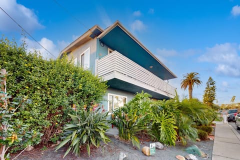 Pacific Beach Cottage Snowbird/Family-Friendly Home with Two Private Decks, Grill, & Free WiFi House in Pacific Beach