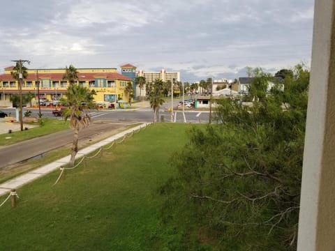 Walk to Beach Condo with Pool unit C - Island Morning Sun 3 Apartment in South Padre Island