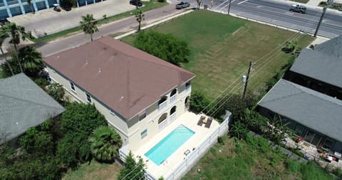 Ground Floor Condo with Pool unit A - Island Morning Sun 1 Apartment in South Padre Island