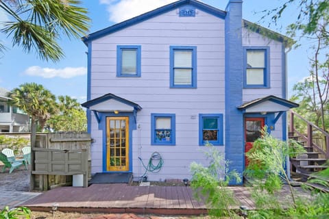 Marvelous Mermaid Bungalow, Dog-Friendly Upstairs Apt in Prime Vilano Beach Apartment in Vilano Beach