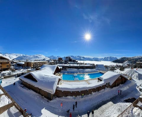 Neighbourhood, Winter, Pool view