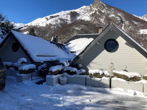 Property building, Day, Natural landscape, Winter, Mountain view