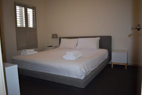 Fantastic 1 Bedroom Apartment Near Kings Park & The City Condo in Salvado Road