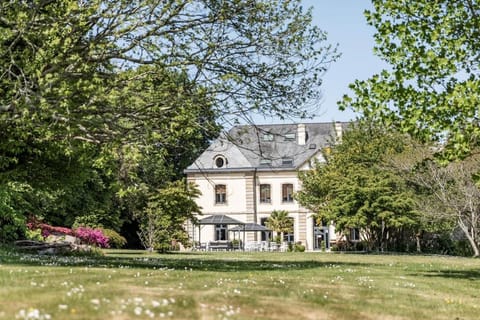 Property building, Garden, Parking