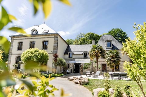 Property building, Facade/entrance, Day, Natural landscape, Garden, View (from property/room), Balcony/Terrace, Garden view