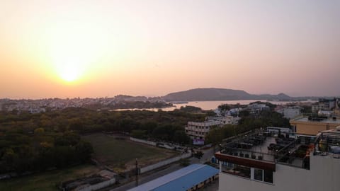 Property building, Nearby landmark, Balcony/Terrace, Lake view