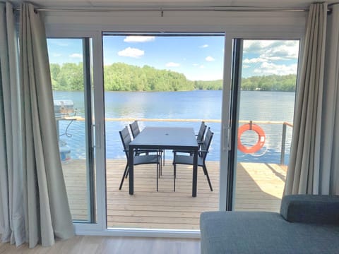 Parc de l'Île Melville 1 - Maison flottante Docked boat in Shawinigan