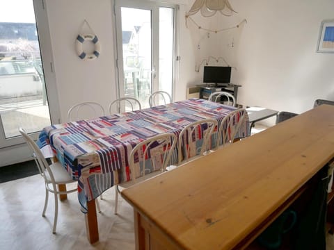 Appartement Familial avec Terrasse, Piscine et Parking - FR-1-639-16 Apartment in Arzon