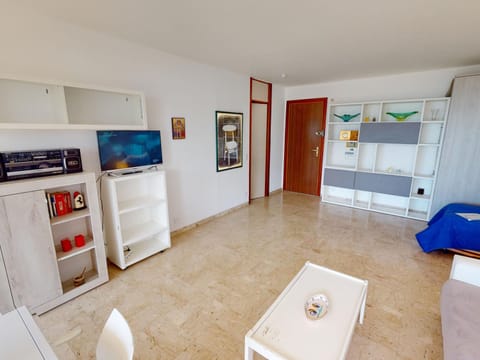 Joli studio avec terrasse et garage privé à Menton - FR-1-196-296 Apartment in Menton