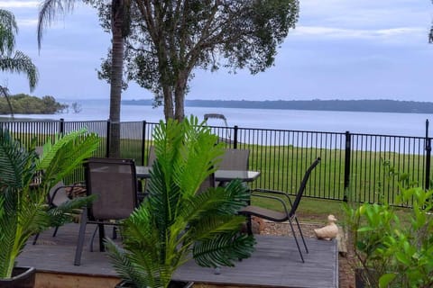 Getaway Lakefront Environmental House on Lake Macquarie with Water View Maison in Lake Macquarie