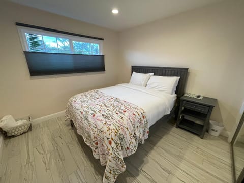 Cheerful, Beautifully Remodeled, Modern, Comfortable Home Haus in Canoga Park