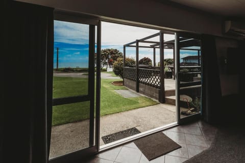 Blue Haven On Belt Waterfront House in New Plymouth