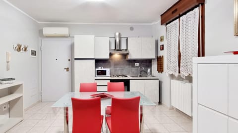 Kitchen or kitchenette, Living room, Seating area, Dining area, air conditioner