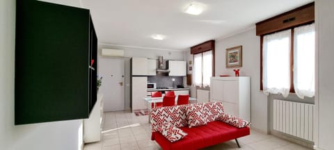 Kitchen or kitchenette, Lounge or bar