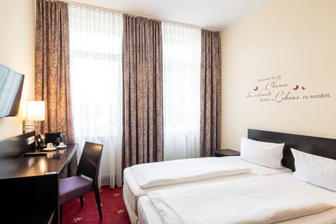 Bed, TV and multimedia, Photo of the whole room, hair dresser