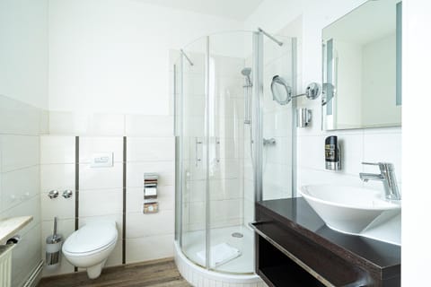 Shower, Toilet, Bathroom, towels