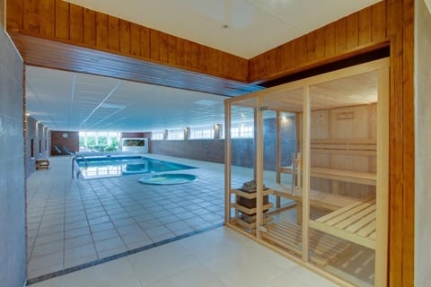 Property building, Hot Tub, Sauna, Spa and wellness centre/facilities, Swimming pool