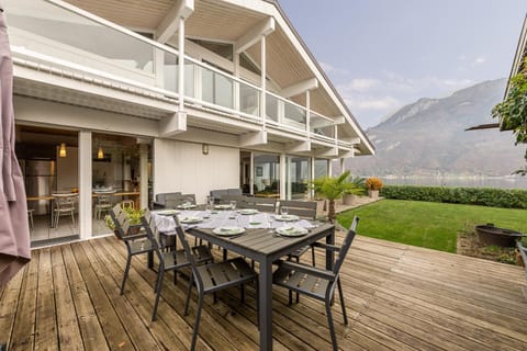 Spacieuse Villa avec vue panoramique sur le lac, une Exclusivite LLA Selections by Location Lac Annecy Haus in Doussard