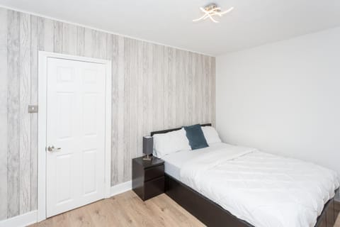 The White & Warm, Free Parking & Wifi, 8 beds Maison in Colchester