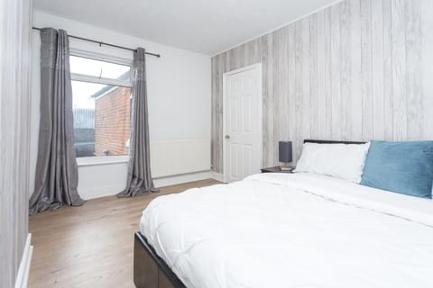 The White & Warm, Free Parking & Wifi, 8 beds House in Colchester