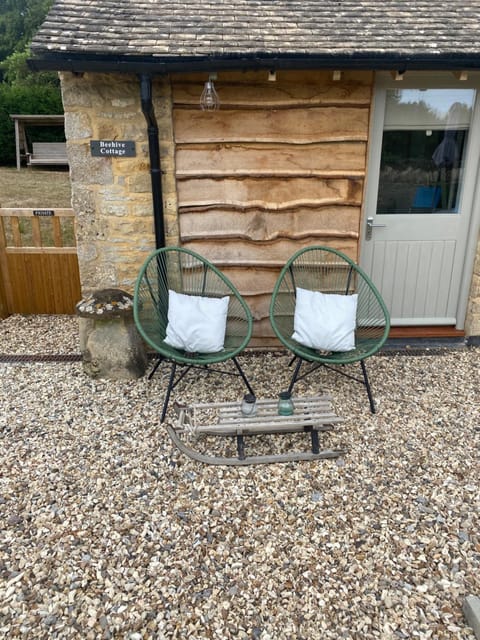 Cosy Cotswolds Self-Contained One Bedroom Cottage House in West Oxfordshire District