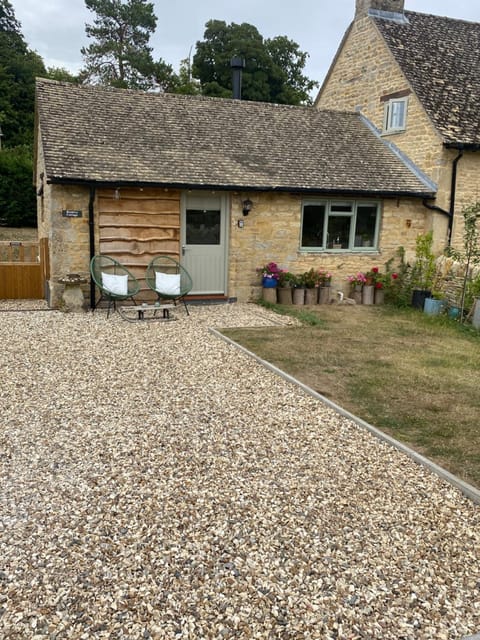 Cosy Cotswolds Self-Contained One Bedroom Cottage House in West Oxfordshire District