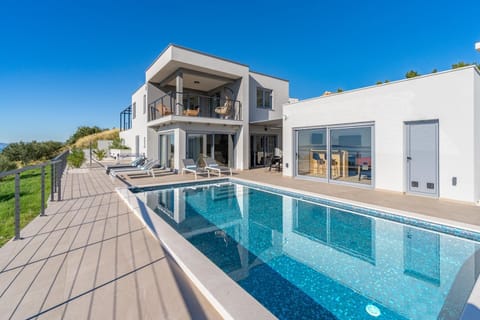 NEW! Seaview Villa Big Blue with 32sqm heated pool, 4 bedrooms, and 3 bathrooms Villa in Podstrana