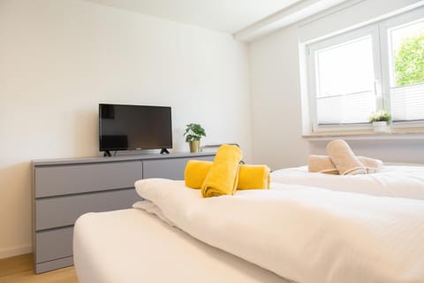 Bed, TV and multimedia, Bedroom