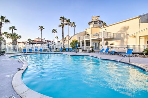 Corpus Christi Resort Condo - Walk to Beach! Appartamento in North Padre Island