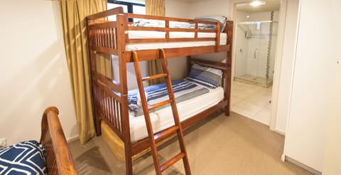 Bedroom, bunk bed