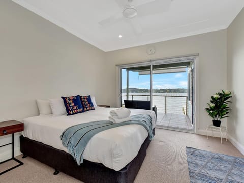 Coal Point Absolute Waterfront House in Lake Macquarie
